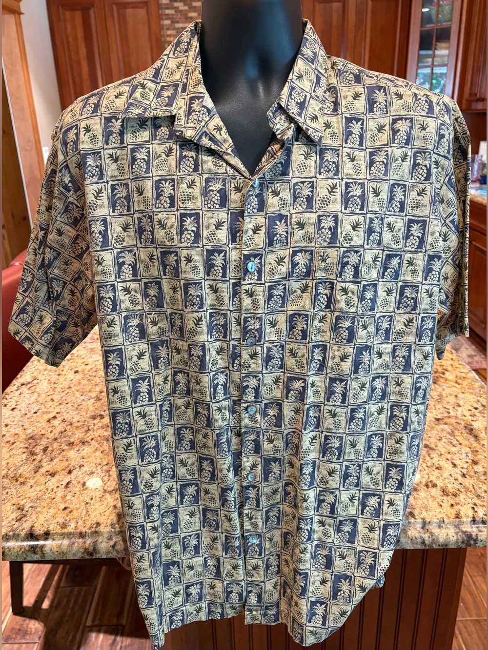 Tori Richard men’s button front camp shirt. Sharp blue/gold pinapple print. Med